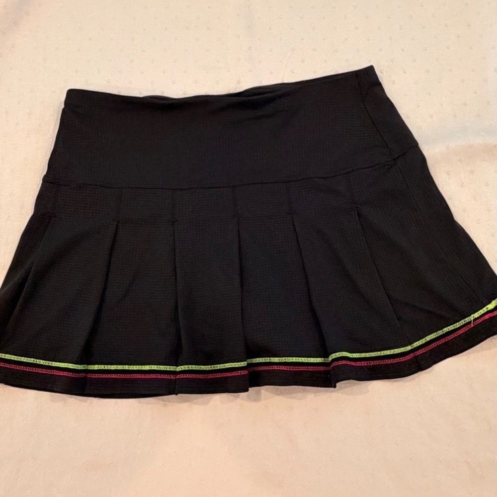 Lucky in Love Women Black Pleated Tennis Skort Medium Neon Stitching Athletic